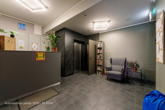 Tiek izīrēts mēbelēts, ērts studio tipa dzīvoklis labā stāvoklī renovētā mājā. Piejams Rīga - foto 3