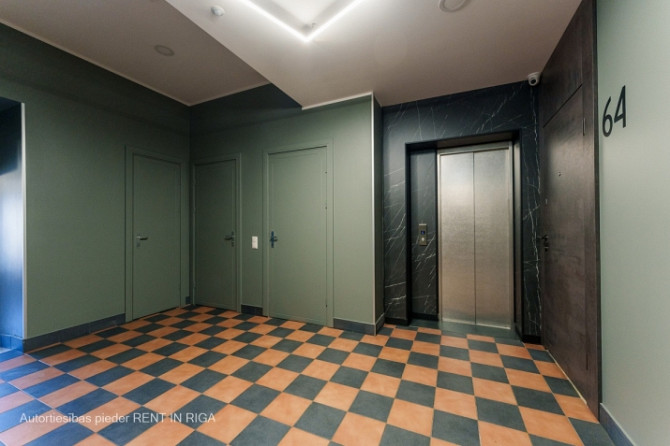 Tiek izīrēts mēbelēts, ērts studio tipa dzīvoklis labā stāvoklī renovētā mājā. Piejams Rīga - foto 8