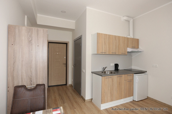 Tiek izīrēts mēbelēts, ērts studio tipa dzīvoklis labā stāvoklī renovētā mājā. Piejams Rīga - foto 6