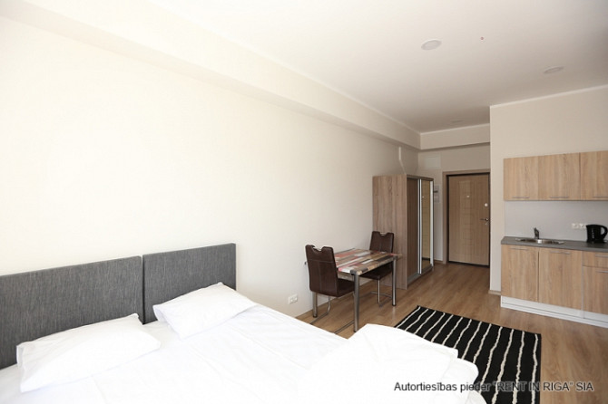 Tiek izīrēts mēbelēts, ērts studio tipa dzīvoklis labā stāvoklī renovētā mājā. Piejams Rīga - foto 4