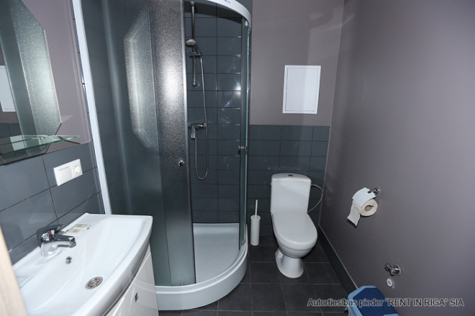 Tiek izīrēts mēbelēts, ērts studio tipa dzīvoklis labā stāvoklī renovētā mājā. Piejams Rīga - foto 7