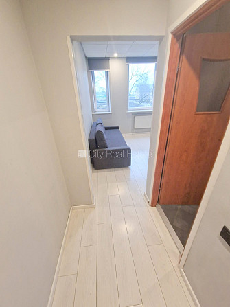 Fasādes māja, renovēta māja, slēgts pagalms, iespēja nomāt autostāvvietu, ir lifts, kāpņu Rīga - foto 20