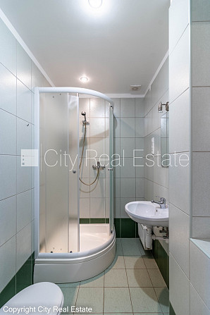 Fasādes māja, renovēta māja, slēgts pagalms, iespēja nomāt autostāvvietu, ir lifts, kāpņu Rīga - foto 9