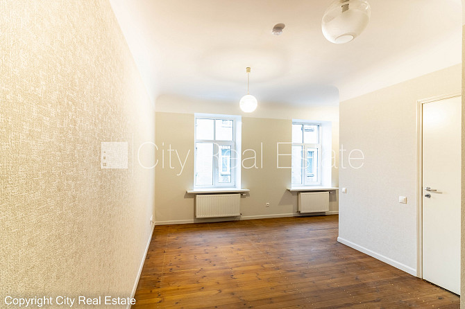 Fasādes māja, renovēta māja, slēgts pagalms, iespēja nomāt autostāvvietu, ir lifts, kāpņu Rīga - foto 5