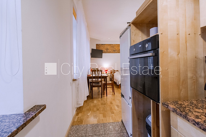 Fasādes māja, renovēta māja, ieeja no ielas, ir lifts, kāpņu telpa pēc kapitālā remonta, Rīga - foto 18
