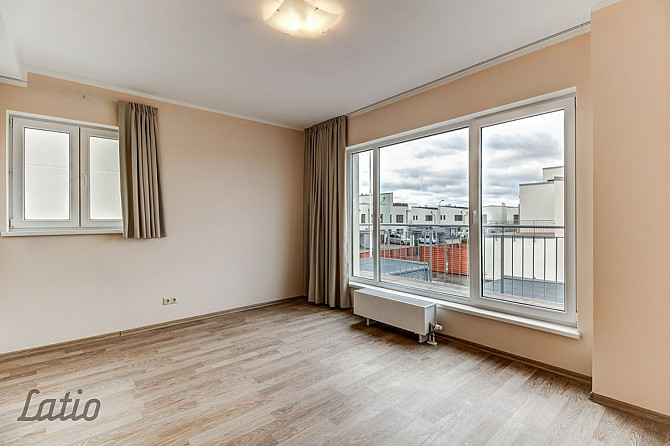 No 14.05.2025 izīrē māju privātmāju ciematā Piņkos. Māja ir bez mēbelēm, bet ar Rīgas rajons - foto 2