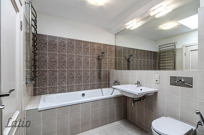 No 14.05.2025 izīrē māju privātmāju ciematā Piņkos. Māja ir bez mēbelēm, bet ar Rīgas rajons - foto 3