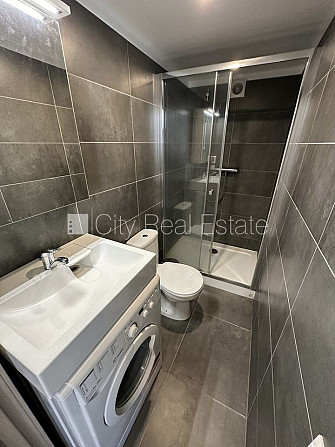 Fasādes māja, renovēta māja, ieeja no ielas, ir lifts, kāpņu telpa pēc kapitālā remonta, Rīga - foto 11