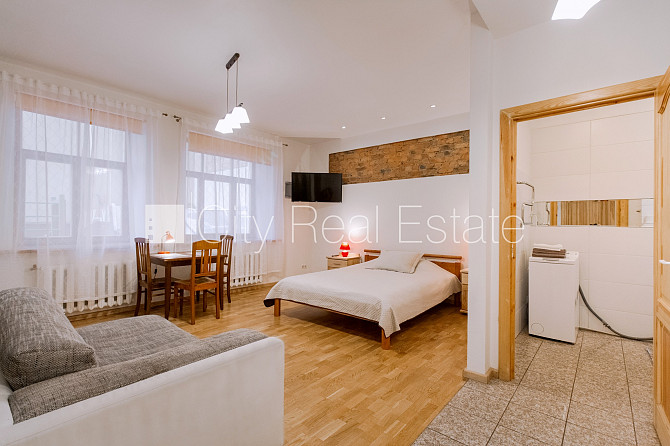 Pagalma māja, renovēta māja, slēgts pagalms, pagalmā bērnu spēļu laukums, kāpņu telpa Rīga - foto 11