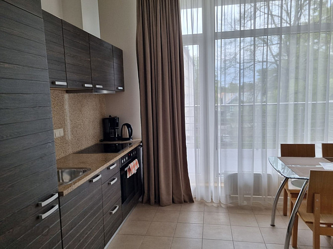 Pārdod 2-istabu dzīvokli ar teicamu infrastruktūru Bulduros, tikai 10 minūšu gājiena Jūrmala - foto 3