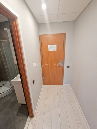 Fasādes māja, renovēta māja, slēgts pagalms, iespēja nomāt autostāvvietu, ir lifts, kāpņu Rīga - foto 14