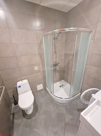 Fasādes māja, renovēta māja, slēgts pagalms, iespēja nomāt autostāvvietu, ir lifts, kāpņu Rīga - foto 12