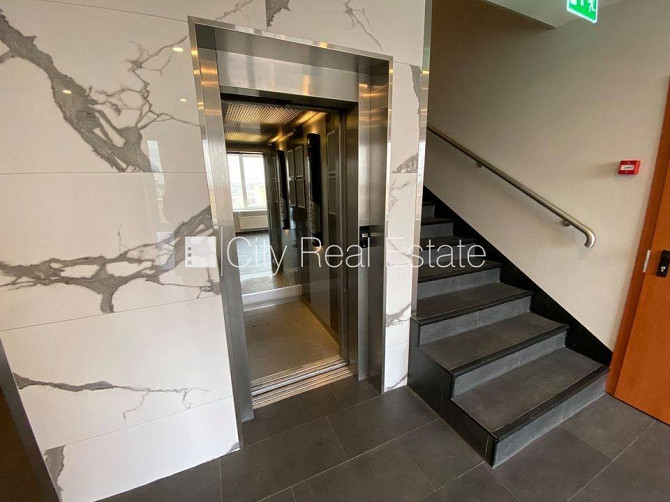 Fasādes māja, renovēta māja, slēgts pagalms, iespēja nomāt autostāvvietu, ir lifts, kāpņu Rīga - foto 17