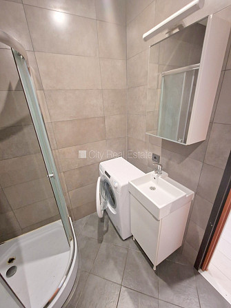 Fasādes māja, renovēta māja, slēgts pagalms, iespēja nomāt autostāvvietu, ir lifts, kāpņu Rīga - foto 13