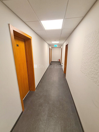 Fasādes māja, renovēta māja, slēgts pagalms, iespēja nomāt autostāvvietu, ir lifts, kāpņu Rīga - foto 15