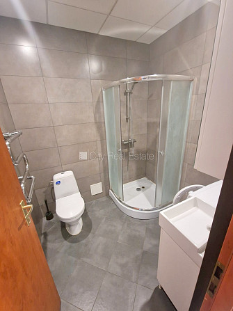 Fasādes māja, renovēta māja, slēgts pagalms, iespēja nomāt autostāvvietu, ir lifts, kāpņu Rīga - foto 11
