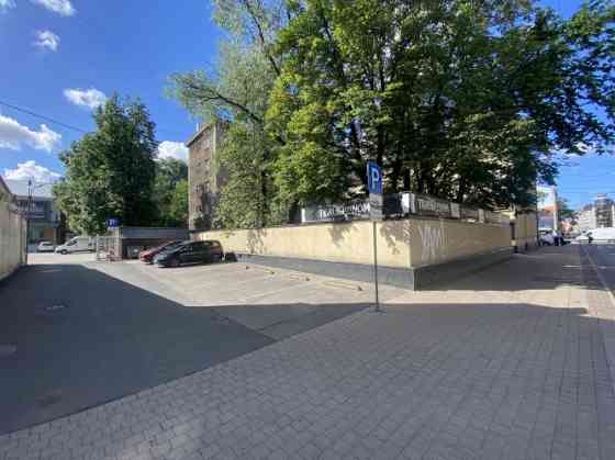 Отдельное здание с прилегающей территорией в Центре.      Общая площадь здания  1091 Rīga