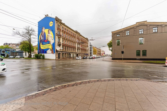 A standalone building with a private territory/parking spaces in the city center.  The property has  Рига - изображение 11