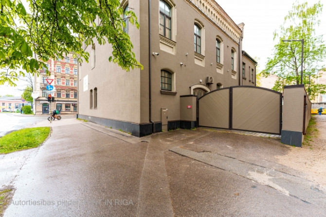 A standalone building with a private territory/parking spaces in the city center.  The property has  Рига - изображение 12