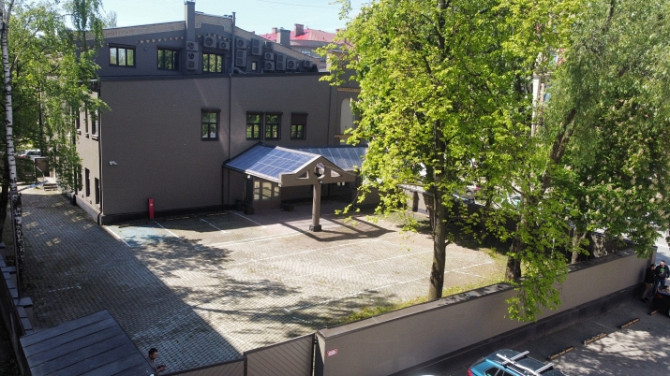 A standalone building with a private territory/parking spaces in the city center.  The property has  Рига - изображение 15