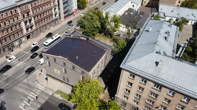 A standalone building with a private territory/parking spaces in the city center.  The property has  Рига - изображение 16