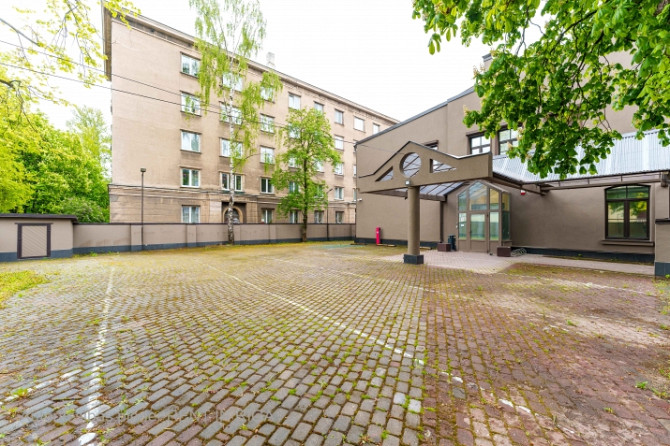 A standalone building with a private territory/parking spaces in the city center.  The property has  Рига - изображение 14