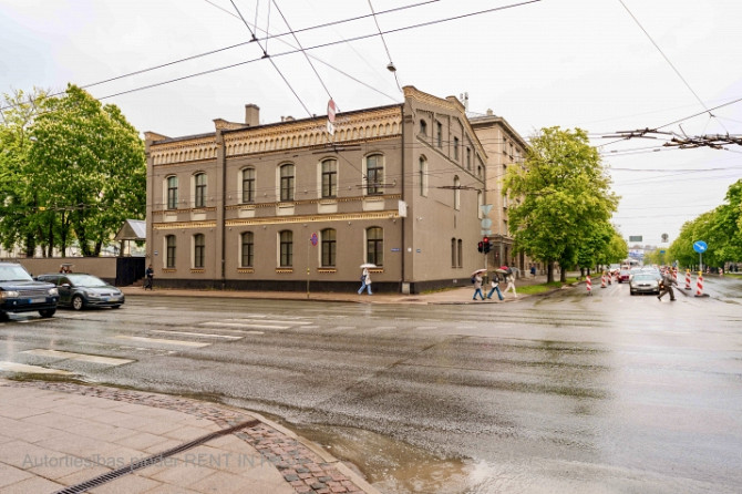 A standalone building with a private territory/parking spaces in the city center.  The property has  Рига - изображение 10