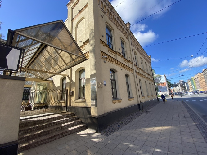 Atsevišķa ēka ar teritoriju Centrā.  + Ēkas kopējā platība 1091 m2;  1. stāvs 312,8 m2 2. Rīga - foto 1
