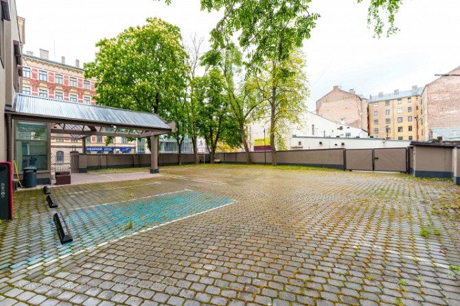 A standalone building with a private territory/parking spaces in the city center.  The property has  Рига - изображение 13