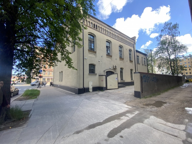 Atsevišķa ēka ar teritoriju Centrā.  + Ēkas kopējā platība 1091 m2;  1. stāvs 312,8 m2 2. Rīga - foto 2