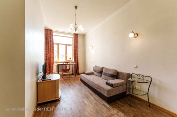 Tiek izīrēts saulains dzīvoklis Klusajā centrā.  Dzīvokļa plānojums: - viesistaba, - Rīga - foto 2