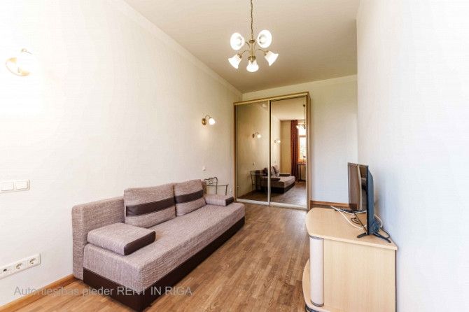 Tiek izīrēts saulains dzīvoklis Klusajā centrā.  Dzīvokļa plānojums: - viesistaba, - Rīga - foto 1