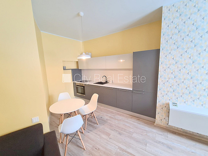 Jaunceltne, fasādes māja, ieeja no pagalma, ir lifts, kāpņu telpa pēc kapitālā remonta, Rīga - foto 16