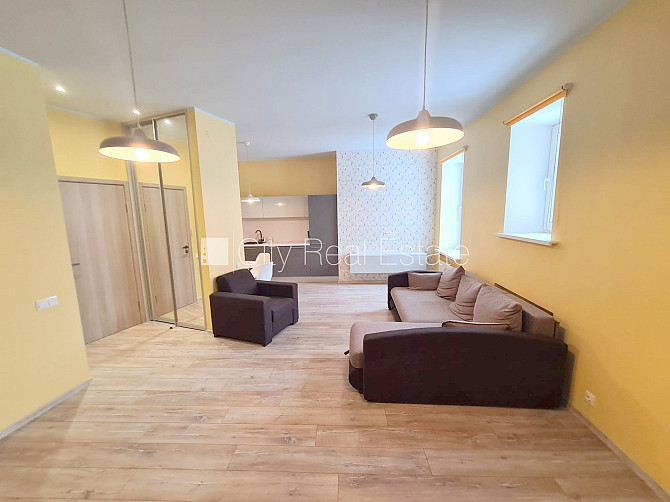 Jaunceltne, fasādes māja, ieeja no pagalma, ir lifts, kāpņu telpa pēc kapitālā remonta, Rīga - foto 3