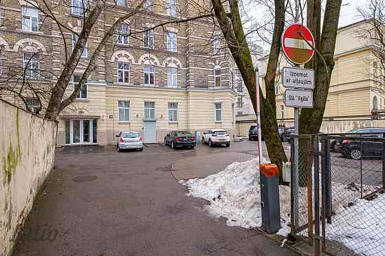 Pārdod dzīvokli pilsētas klusajā centra daļā iekšpagalma mājā.
Dzīvoklī ir četras istabas, atsevišķa Рига