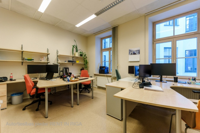 Birojs Klusajā centrā.   Biroja telpas 2. stāvā. Slēgta kāpņutelpa, domofons. Bez lifta. Rīga - foto 5