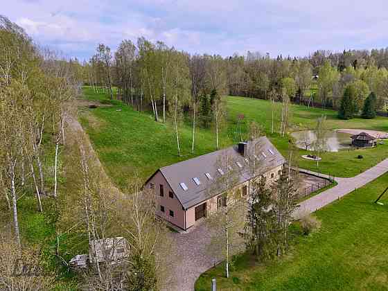 Piedāvājam iegādei kvalitatīvu māju ar ļoti plašu zemes gabalu 49 300 м platībā, klusā un gleznainā  Cēsis un Cēsu novads