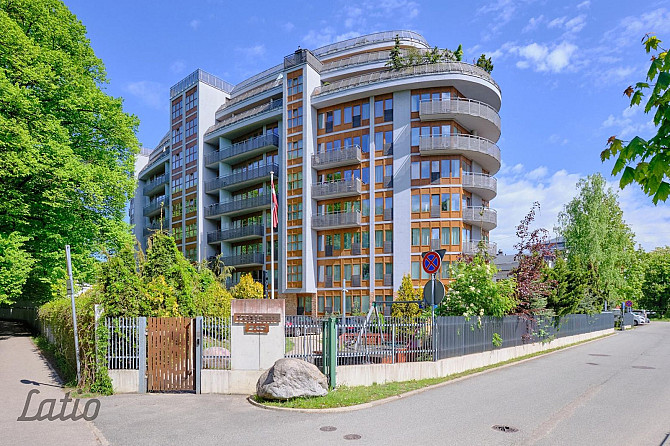 Pārdod gaišu un pārdomāti iekārtotu 2-istabu studio tipa  dzīvokli Rīgas Centrā, modernā Rīga - foto 1