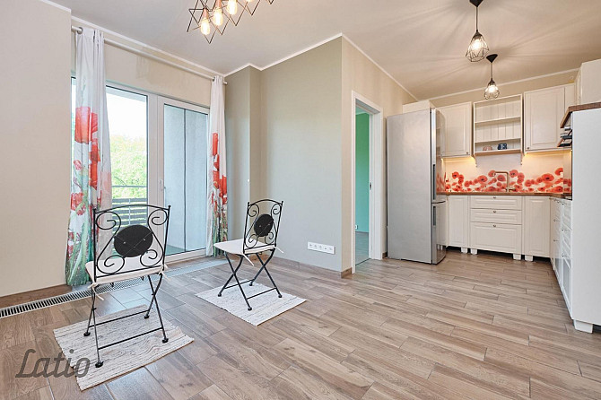 Pārdod gaišu un pārdomāti iekārtotu 2-istabu studio tipa  dzīvokli Rīgas Centrā, modernā Rīga - foto 2