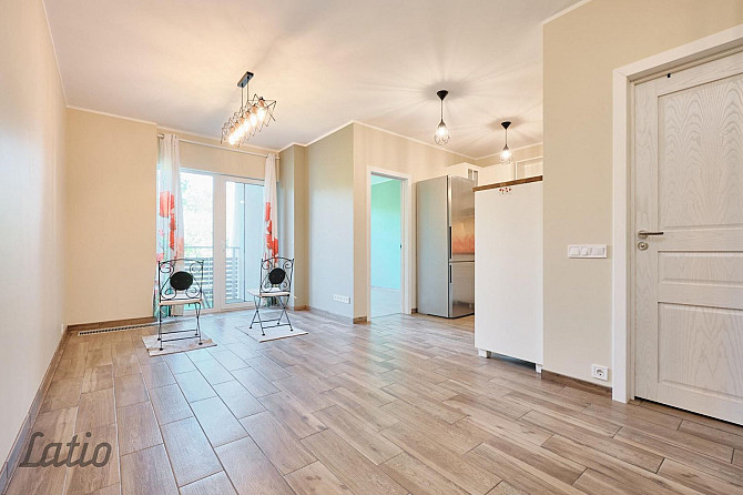 Pārdod gaišu un pārdomāti iekārtotu 2-istabu studio tipa  dzīvokli Rīgas Centrā, modernā Rīga - foto 3