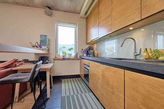 Pārdod plašu un mājīgu 110,1 m divstāvu penthouse dzīvokli (7. un 8. stāvs) modernā 2004. gadā celtā Рига