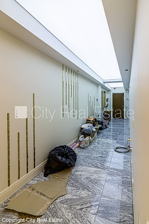 Zeme īpašumā, fasādes māja, renovēta māja, ieeja no ielas, ir lifts, kāpņu telpa pēc Rīga - foto 9