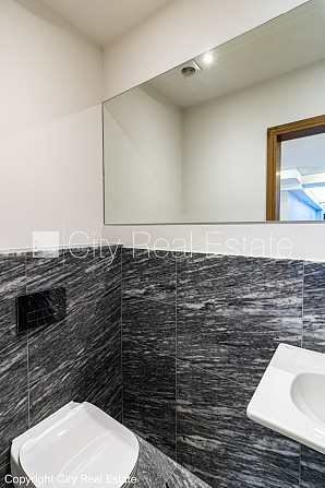 Zeme īpašumā, fasādes māja, renovēta māja, ieeja no ielas, ir lifts, kāpņu telpa pēc Rīga - foto 14