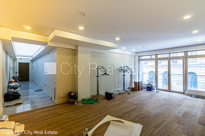 Zeme īpašumā, fasādes māja, renovēta māja, ieeja no ielas, ir lifts, kāpņu telpa pēc Rīga - foto 11