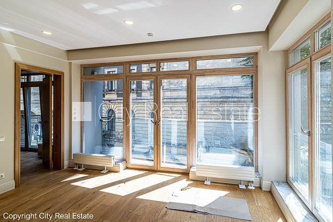 Zeme īpašumā, fasādes māja, renovēta māja, ieeja no ielas, ir lifts, kāpņu telpa pēc Rīga - foto 1