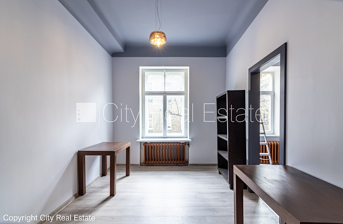 Zeme īpašumā, fasādes māja, renovēta māja, ieeja no ielas, ir lifts, kāpņu telpa pēc Rīga - foto 20
