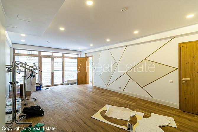 Zeme īpašumā, fasādes māja, renovēta māja, ieeja no ielas, ir lifts, kāpņu telpa pēc Rīga - foto 13