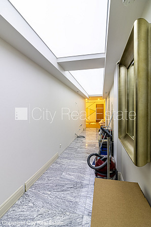 Zeme īpašumā, fasādes māja, renovēta māja, ieeja no ielas, ir lifts, kāpņu telpa pēc Rīga - foto 8