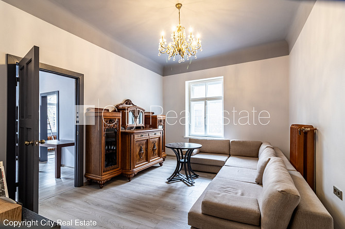 Zeme īpašumā, fasādes māja, renovēta māja, ieeja no ielas, ir lifts, kāpņu telpa pēc Rīga - foto 19