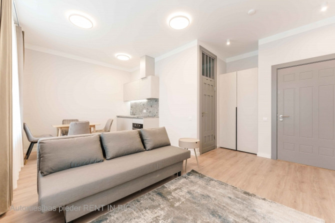 Jauns mēbelēts Studio dzīvoklis Rīgas Centrā  Dzīvoklis ietver dzīvojamo istabu, kas Rīga - foto 1